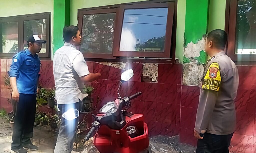 Berdasarkan hasil pemeriksaan awal di lokasi, penyidik menemukan dugaan bahwa pelaku telah mempersiapkan aksinya dengan memutus sumber daya sistem pengawasan sebelum memasuki area sekolah