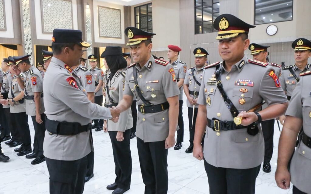 Kapolda Jawa Timur menyampaikan apresiasi dan penghargaan kepada para pejabat lama atas dedikasi, loyalitas, dan pengabdian yang telah diberikan selama menjalankan tugas di lingkungan Polda Jawa Timur