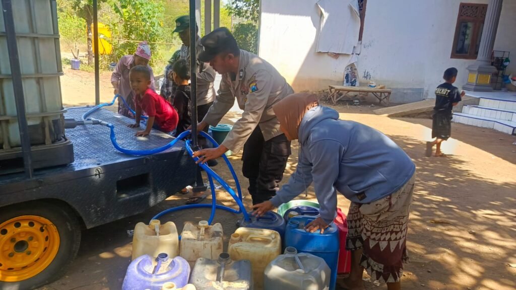 Dengan menyulap mobil patroli back bone menjadi armada pengangkut air bersih, Polres Pasuruan melalui jajaran Polsek membantu warga yang mengalami krisis air akibat musim kemarau