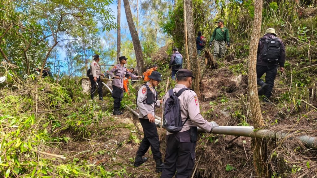 Pembuatan jalur sekat bakar, seluruh unsur yang terlibat membersihkan vegetasi maupun material yang mudah terbakar