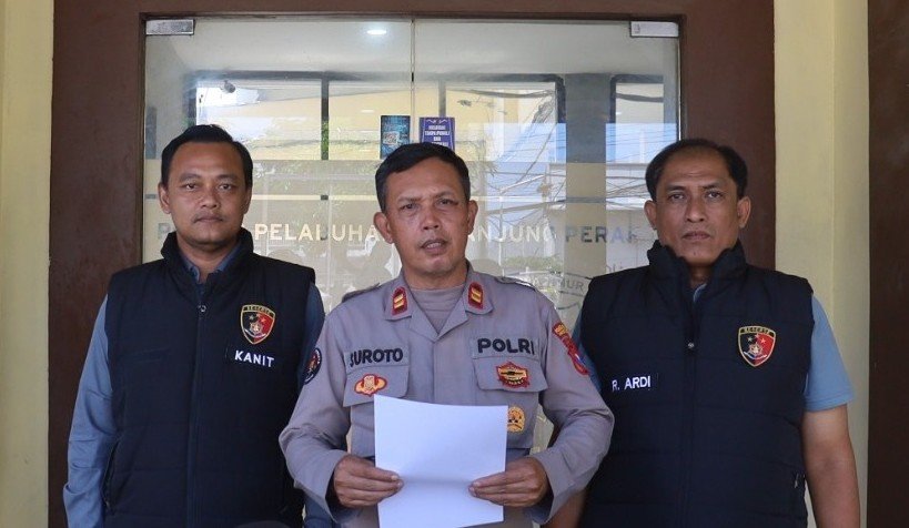 Tersangka mendekati korban yang hendak menyeberang dan mendadak meremas bagian sensitif korban