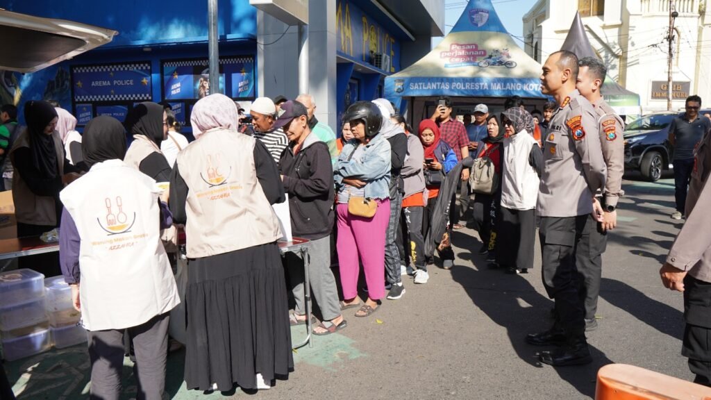 Polresta Malang Kota Berkolaborasi dengan Warung Gratis Azzahra gelar MBG di ruang publik di kawasan Alun-Alun Merdeka