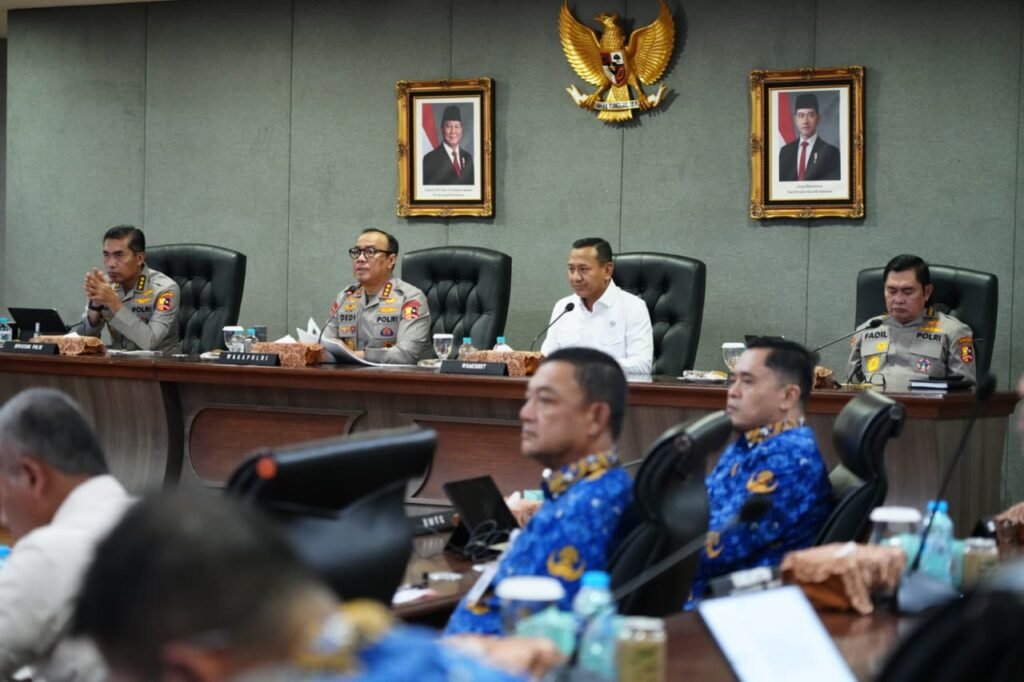 Polri juga menginstruksikan Bhabinkamtibmas bersama Babinsa melakukan pendataan langsung terhadap kondisi masyarakat di wilayah rawan