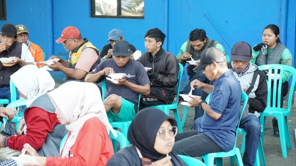 Sunario salah satu pengemudi ojek online memanfaatkan waktu menunggu pesanan untuk menikmati sarapan