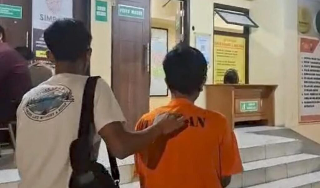Tersangka mendekati korban yang hendak menyeberang dan mendadak meremas bagian sensitif korban