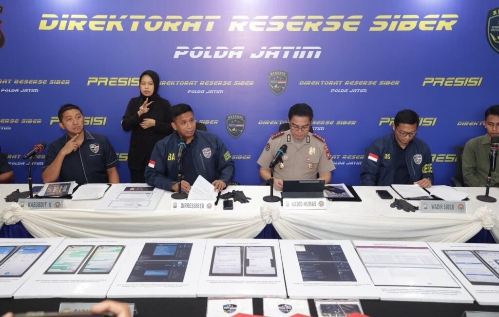 Tersangka sisipkan file yang merusak sistem keamanan, lalu menjual akses domain tersebut melalui akun Telegram bernama S-X MARKETS