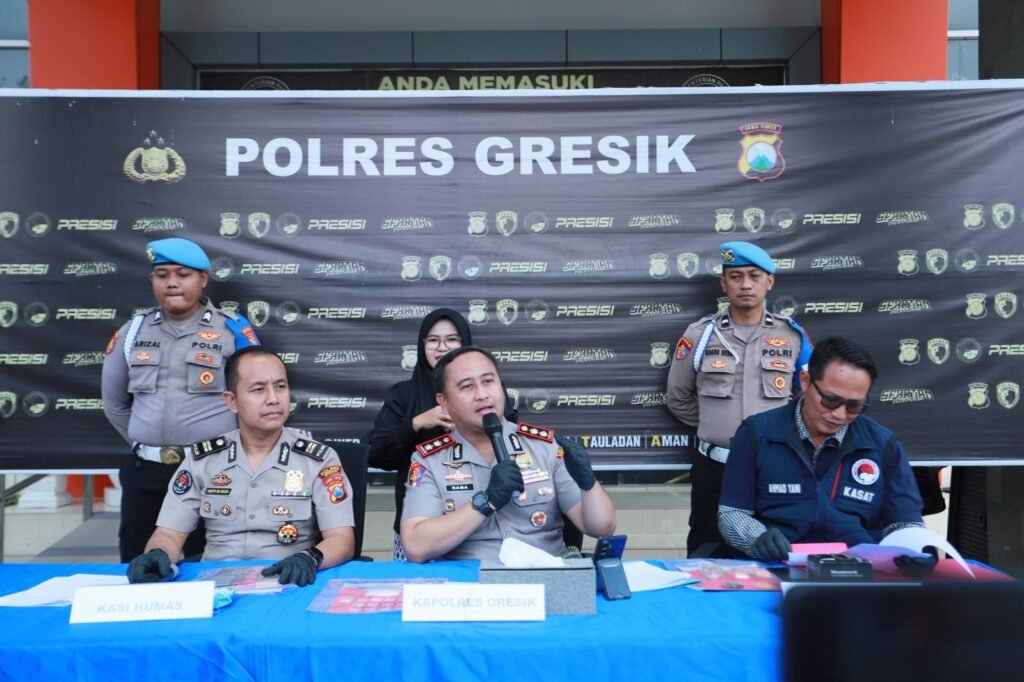 Selain sabu, Polisi turut menyita timbangan digital, alat hisap, plastik klip, dua telepon seluler, serta satu unit sepeda motor yang digunakan pelaku. "Nilai ekonomis sabu yang disita diperkirakan mencapai Rp68,4 juta," ujar AKBP Ramadhan