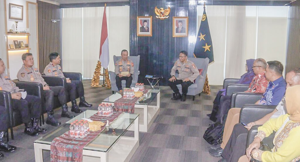 STIK mendorong penerapan sistem keamanan lingkungan berbasis komunitas digital untuk mempercepat komunikasi, pelaporan awal, pertukaran informasi, dan koordinasi ketika ditemukan potensi gangguan keamanan