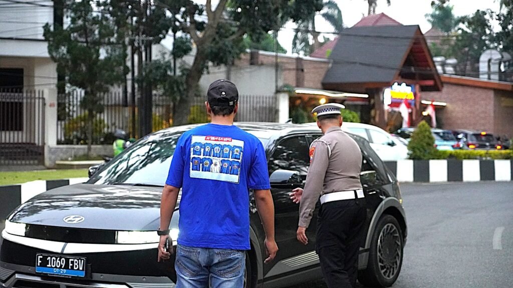 Polresta Malang Kota dan Aremania Bagikan 39 Mawar, Tebar Pesan Damai Jelang HUT Arema FC