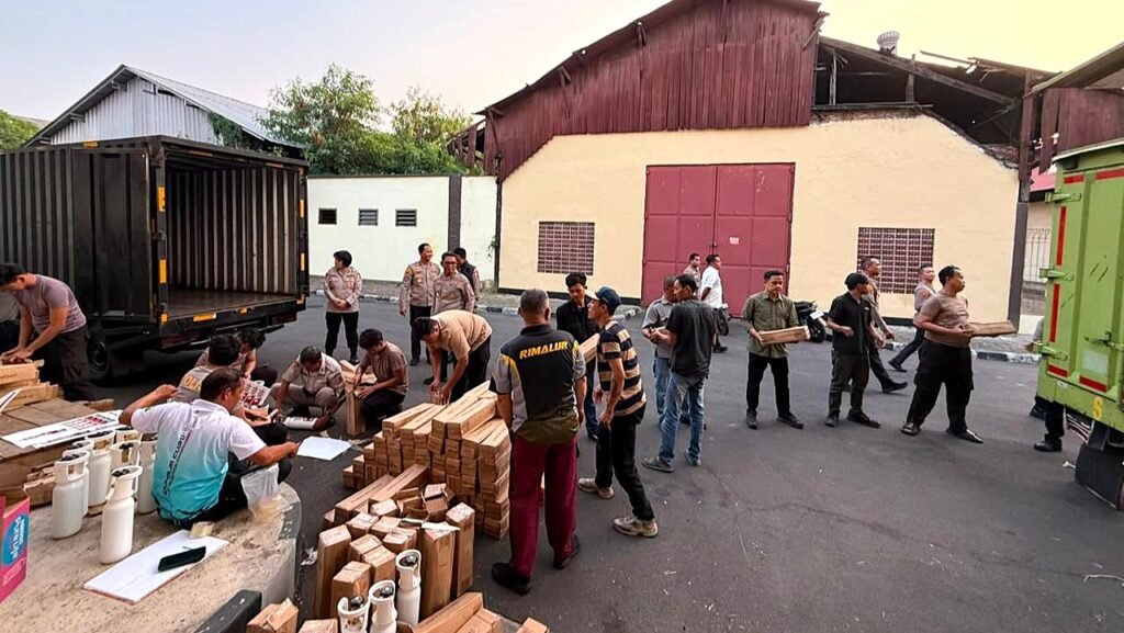 Polri melalui Satuan Logistik (Slog) Polri terus memperkuat dukungan terhadap penanganan kebakaran hutan dan lahan (karhutla) di sejumlah wilayah dengan menyiapkan bantuan logistik, peralatan pemadaman, serta tabung oksigen bagi petugas dan masyarakat terdampak