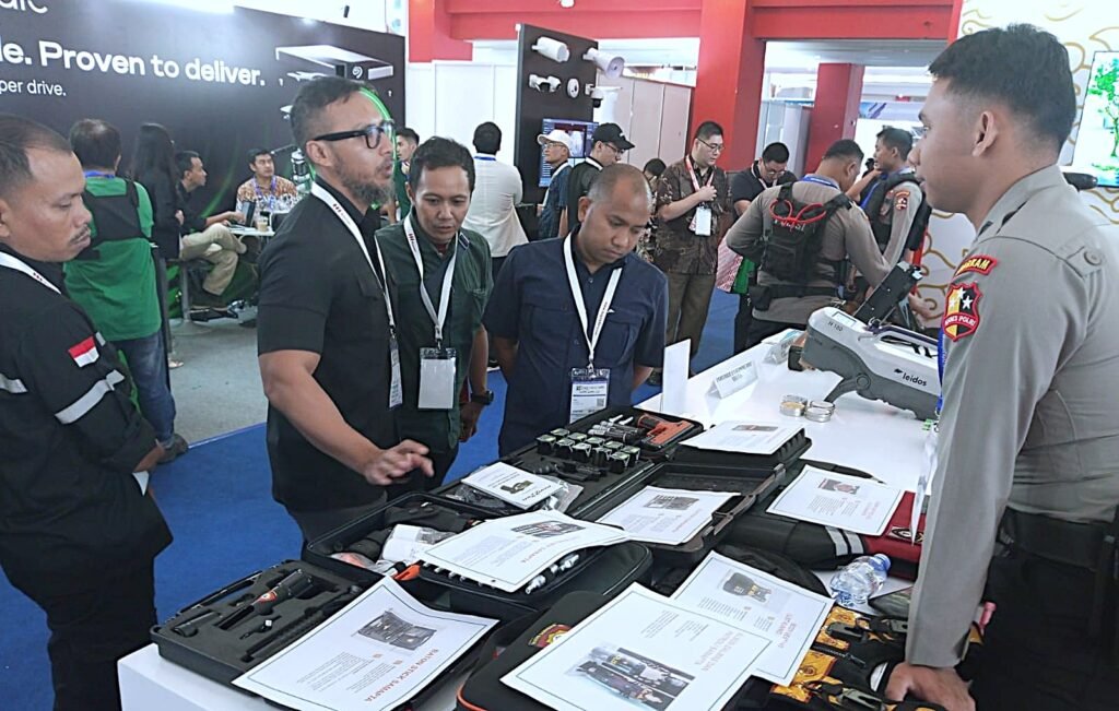 Korsabhara hadir di tengah masyarakat untuk memberikan edukasi sekaligus memastikan keamanan selama pameran berlangsung. Stan Booth Korsabhara Presisi mengintegrasikan fungsi tiga direktorat utama