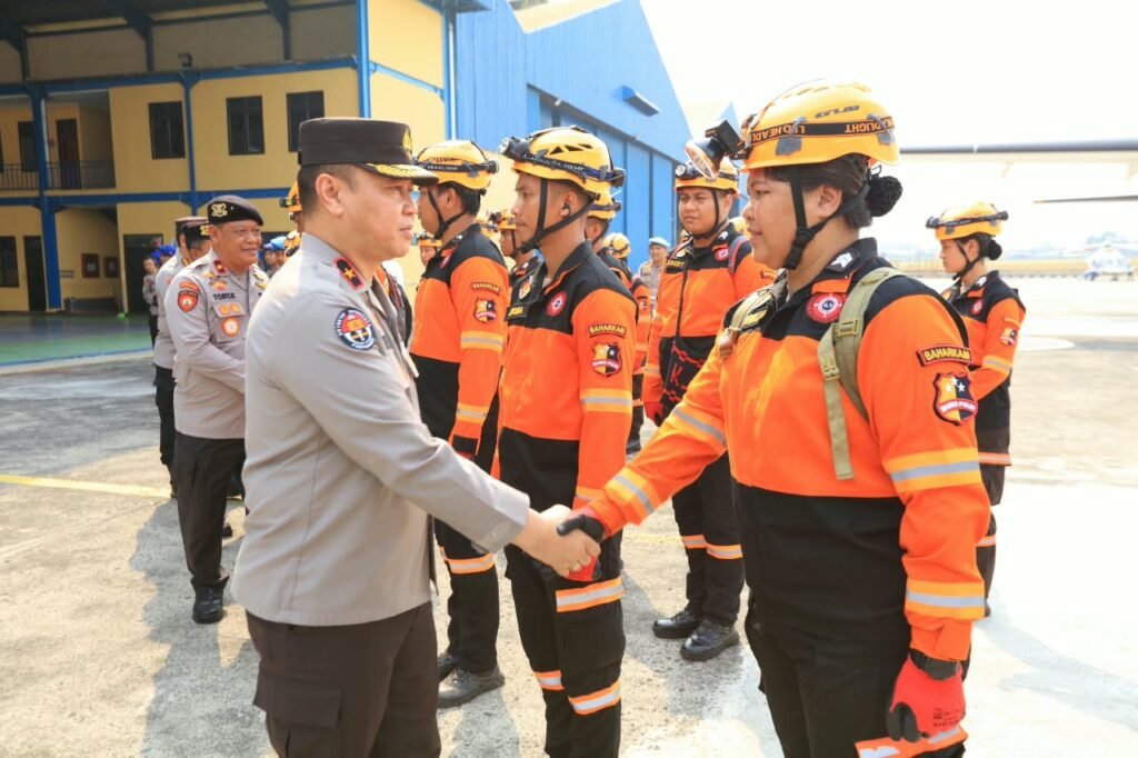 Polri kembali memberangkatkan personel, tim SAR, anjing pelacak K9, serta bantuan logistik untuk mendukung penanganan bencana gempa bumi di wilayah Nusa Tenggara Timur (NTT). Pemberangkatan dilakukan dari Bandar Udara Pondok Cabe Polri, Tangerang Selatan