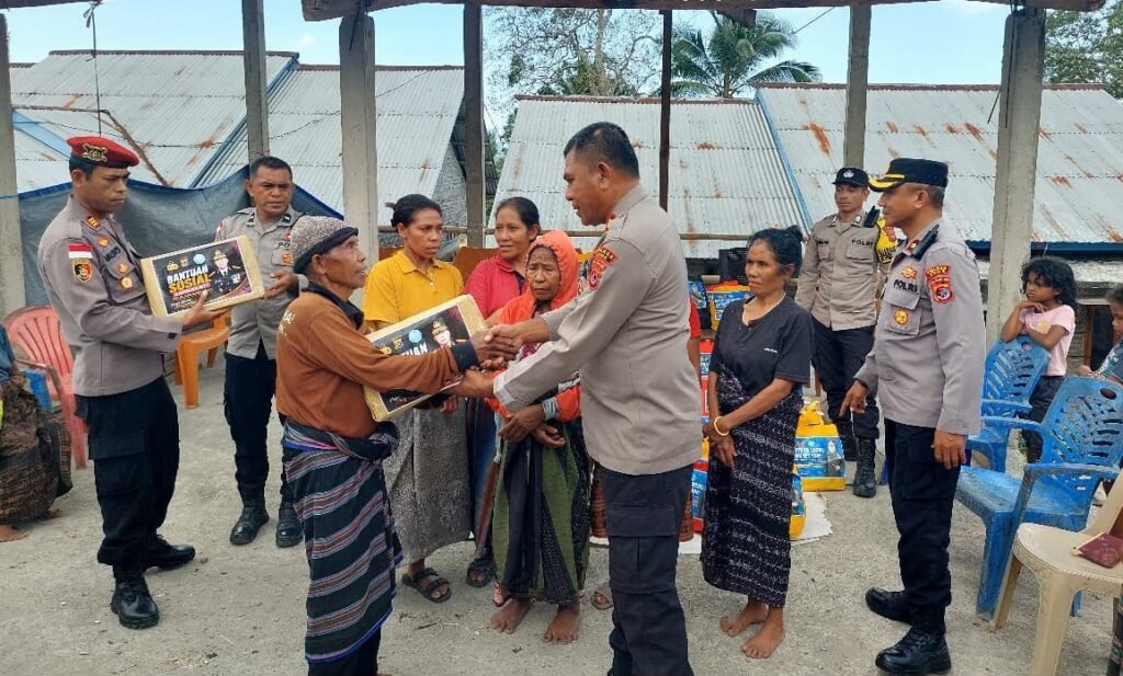 Polri Salurkan Bantuan Sosial untuk Warga Terdampak Gempa di Desa Kerirea