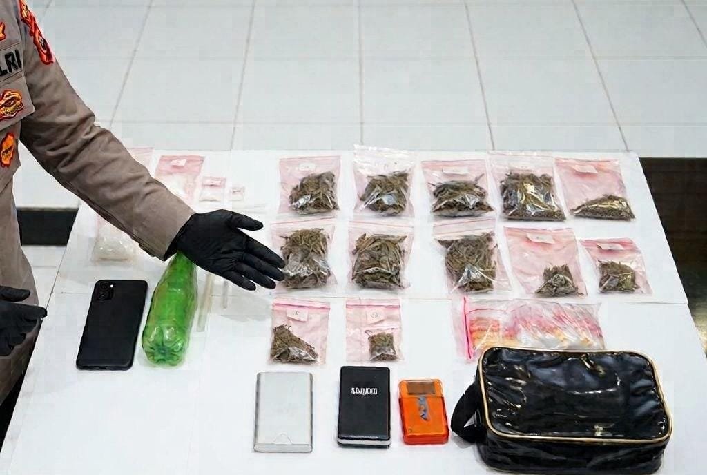 Selain itu, petugas juga mengamankan tiga timbangan digital, satu alat hisap sabu, pipet kaca, plastik klip kosong, satu telepon genggam, serta sebuah tas yang diduga digunakan untuk menyimpan barang bukti