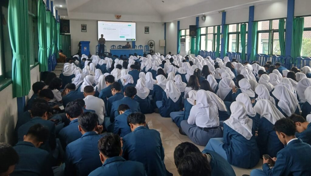 Antusiasme siswa terlihat dalam sesi tanya jawab. Sejumlah pelajar secara aktif menyampaikan pertanyaan mengenai materi yang belum dipahami dan meminta penjelasan lebih lanjut kepada pemateri