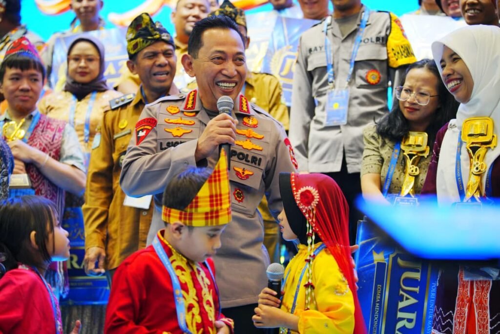 Kapolri Jenderal Polisi Listyo Sigit Prabowo memberikan ruang kepada tiga anak untuk menunjukkan kemampuan sekaligus menyampaikan cita-cita mereka, Selasa (11/8/2026)