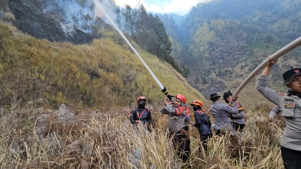Polres Probolinggo dan Tim Gabungan Jinakkan Titik Api di Kawasan JLKT Bromo