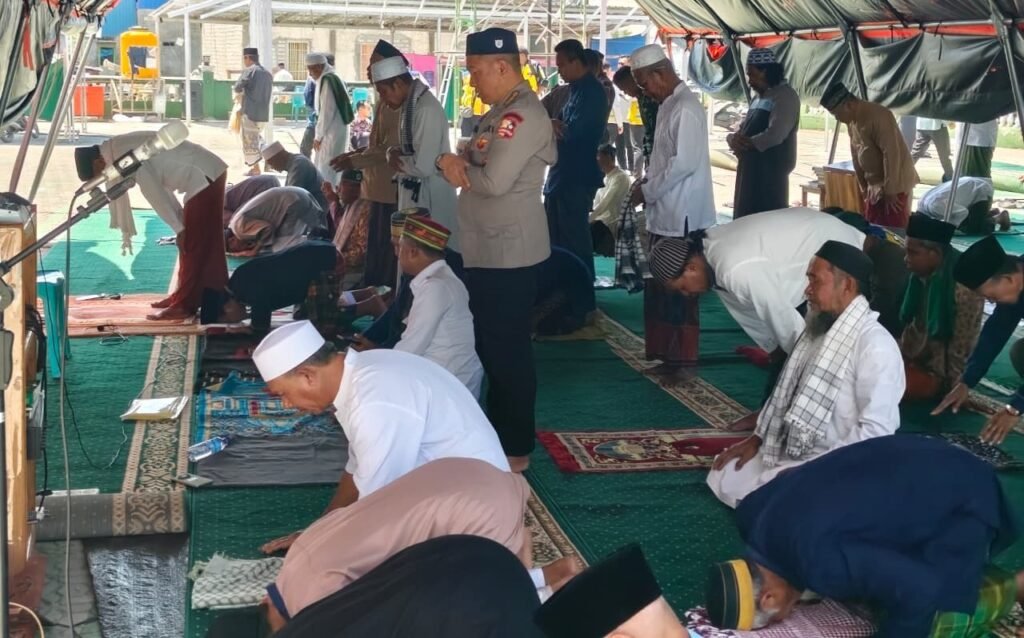 Usai melaksanakan ibadah, kegiatan dilanjutkan dengan makan bersama masyarakat