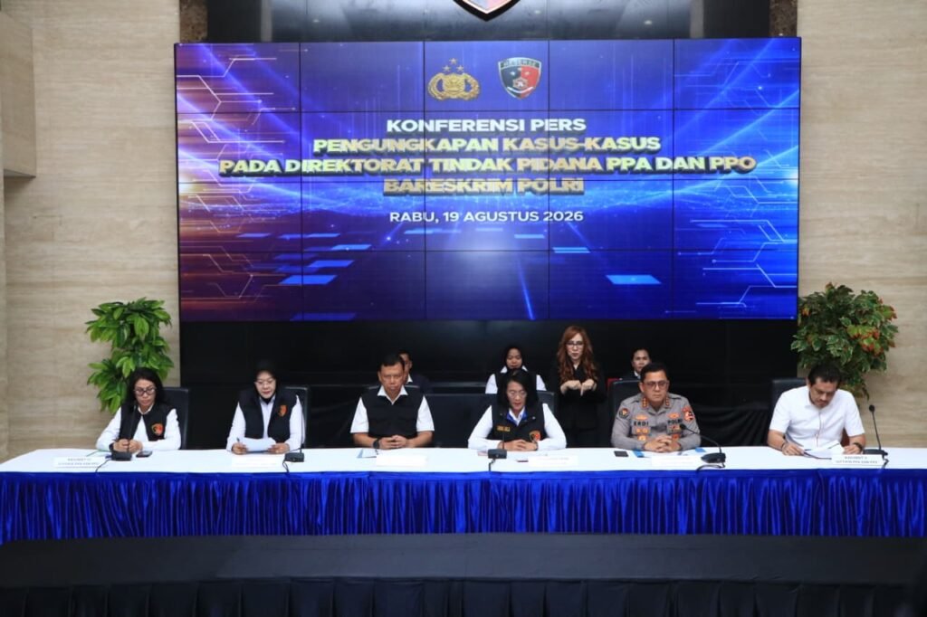Nurul menjelaskan, tersangka diduga memanfaatkan pengaruhnya sebagai tokoh agama dan guru ngaji untuk melakukan kekerasan seksual terhadap para korban. Tersangka juga memberikan iming-iming kepada korban berupa fasilitas untuk kuliah atau sekolah di Mesir.
