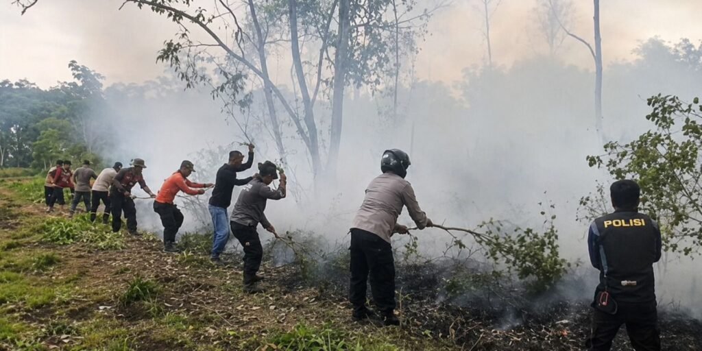 Polri mengajak masyarakat untuk tidak membuka lahan dengan cara membakar, tidak membakar sampah atau daun kering sembarangan, serta segera melaporkan apabila menemukan titik api