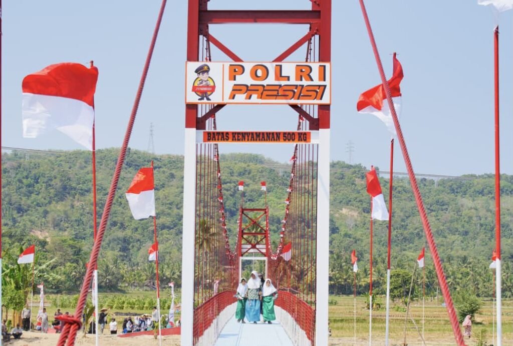 874 jembatan yang telah selesai dibangun memiliki total panjang 19,2 kilometer, menghubungkan 1.314 desa, dan memberikan manfaat bagi 2 juta orang, mulai dari anak sekolah, petani, pedagang, pekerja, pelaku UMKM, hingga masyarakat umum,” ujar Kapolri