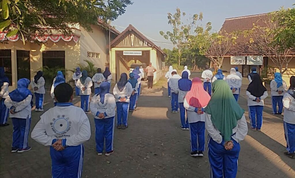 Terapi Ling Tien Kung: Cara Unik Bhabinkamtibmas Polres Blitar Bikin Warga Makin Sehat dan Kompak