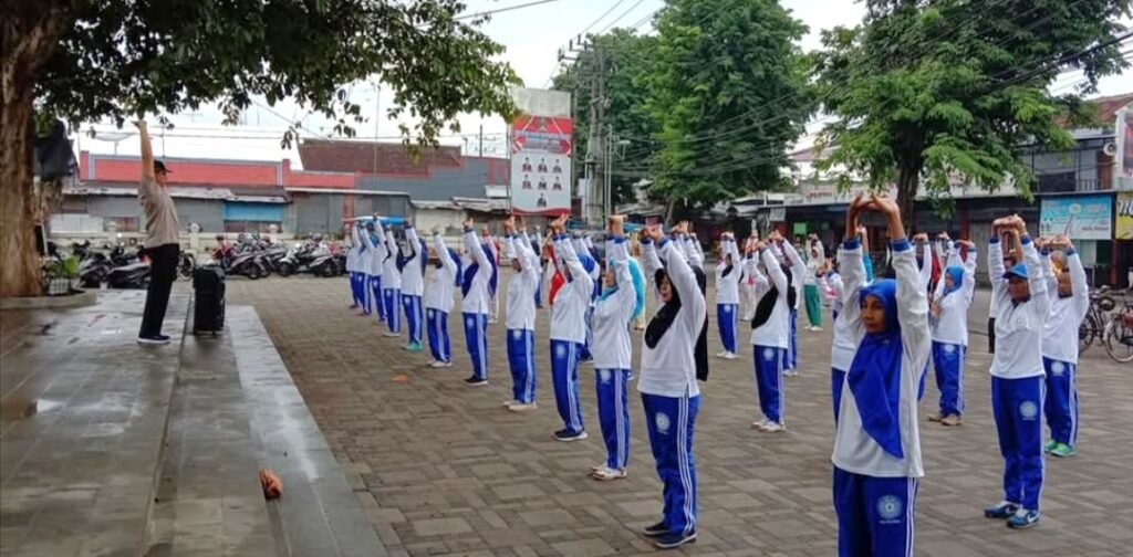 Jika biasanya kepolisian identik dengan patroli keamanan, kali ini Bhabinkamtibmas Kelurahan Kedungbunder Kecamatan Lodoyo Timur Polres Blitar justru turun ke lapangan untuk memimpin latihan gerak terapi Ling Tien Kung.