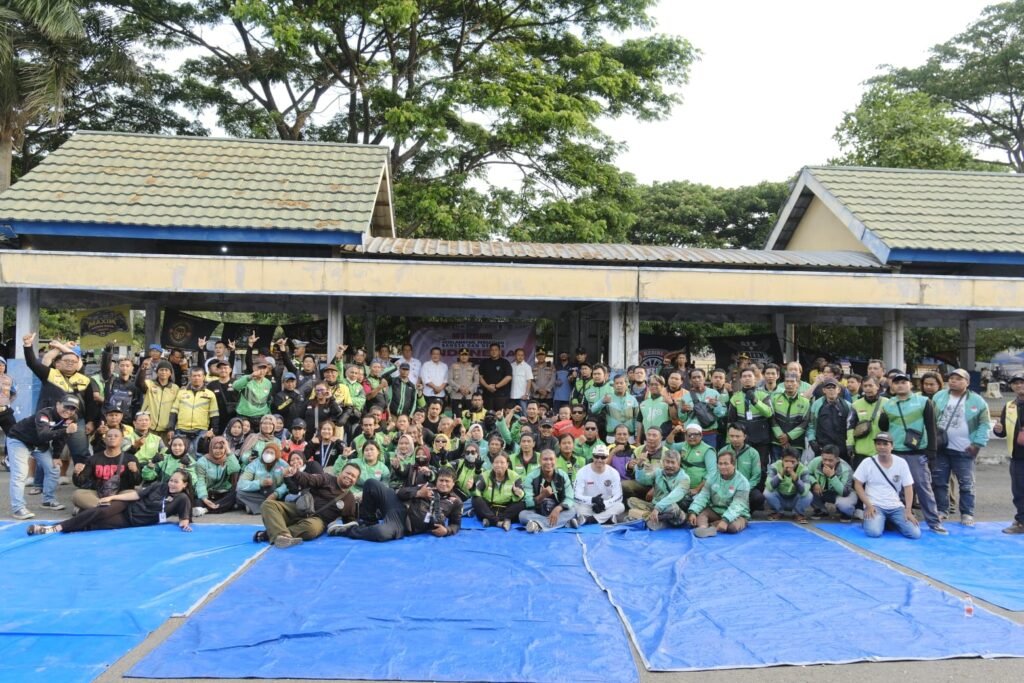 Para pengemudi yang tergabung dalam Gabungan Aksi Roda Dua (Garda) Kediri Raya tersebut datang dari berbagai aplikator, mulai Gojek, Grab, Maxim, Shopee hingga aplikator lainnya