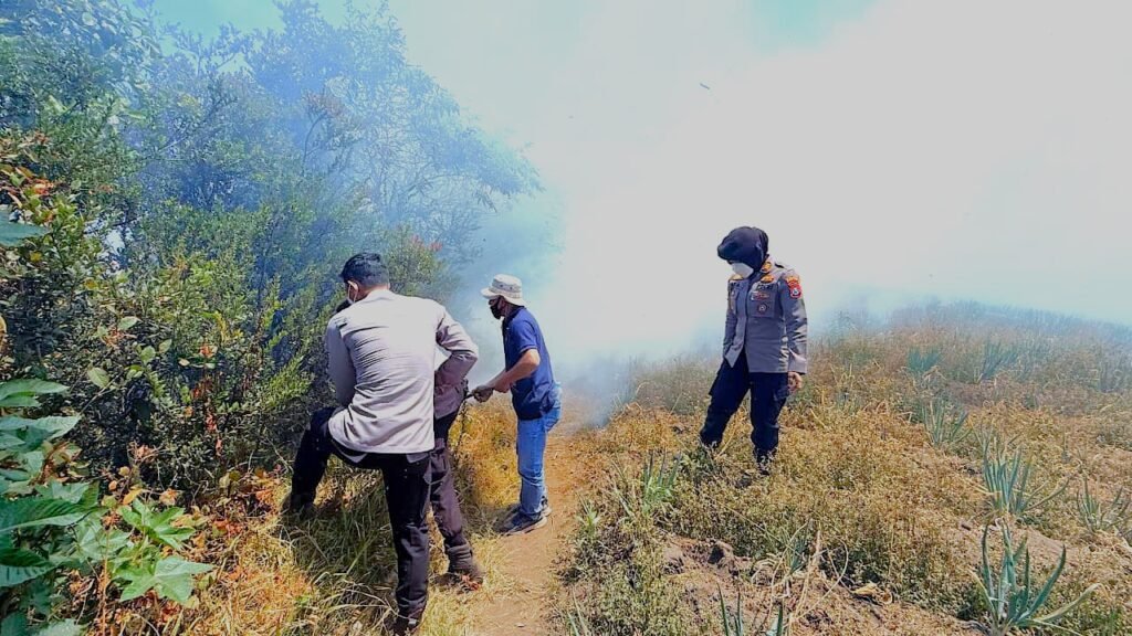Langkah taktis ini diambil setelah dua titik api terpantau merembet tepat di bawah kawasan Jembatan Kaca, memaksa kepolisian mengambil tindakan darurat demi mencegah bencana lingkungan yang lebih besar