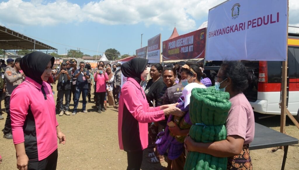 Kepedulian terhadap masyarakat terdampak gempa bumi Flores terus ditunjukkan jajaran Polda NTT. Kapolda NTT Irjen Pol. Dr. Rudi Darmoko, S.I.K., M.Si., bersama Ketua Bhayangkari Daerah NTT Ny. Vily Rudi Darmoko, mengunjungi langsung lokasi pengungsian korban gempa di Lapangan Gelora Samador Da Cunha, Maumere