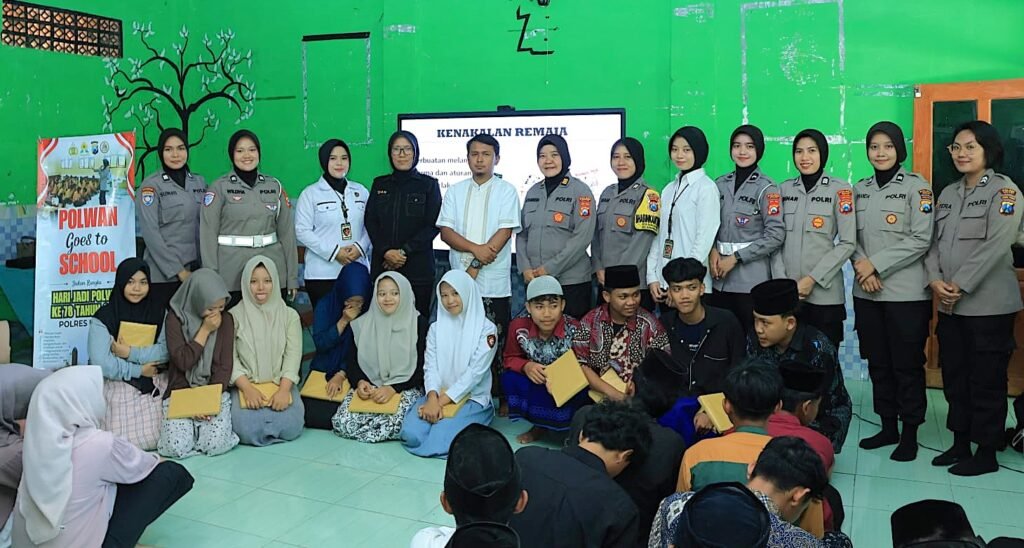 Sambut Hari Jadi ke - 78, Polwan Polres Ngawi Edukasi Santri Cegah Kenakalan Remaja
