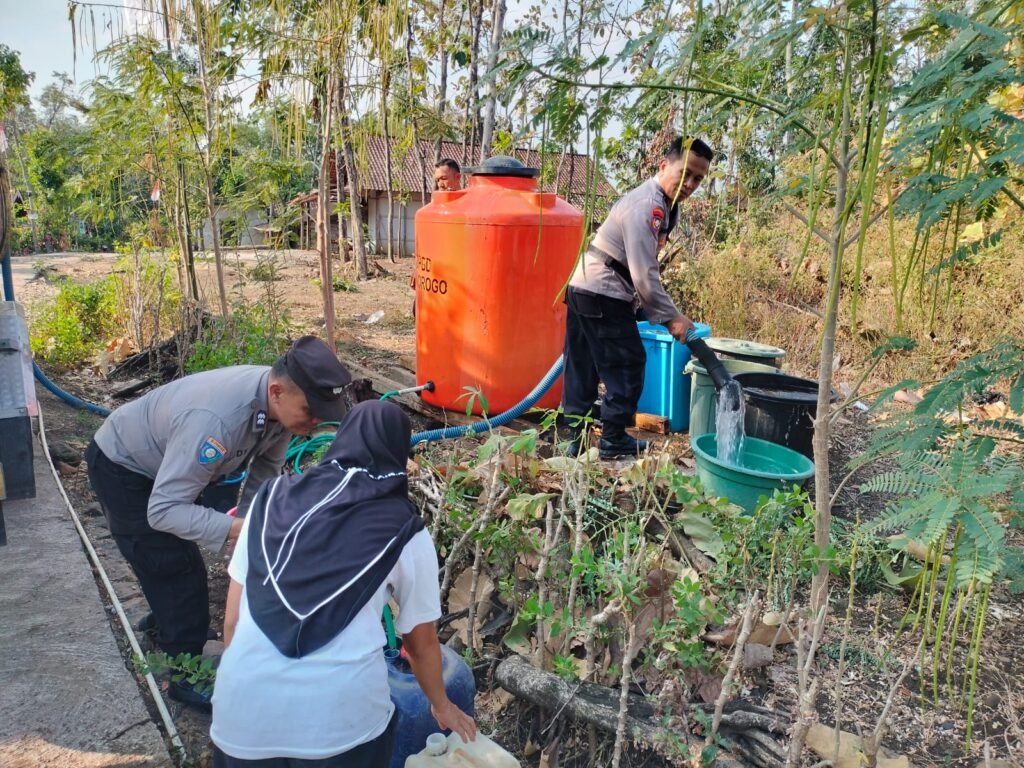 Bagi sebagian orang, air mungkin terlihat sederhana. Namun bagi warga yang sumber airnya mulai mengering, setetes air memiliki arti yang sangat besar
