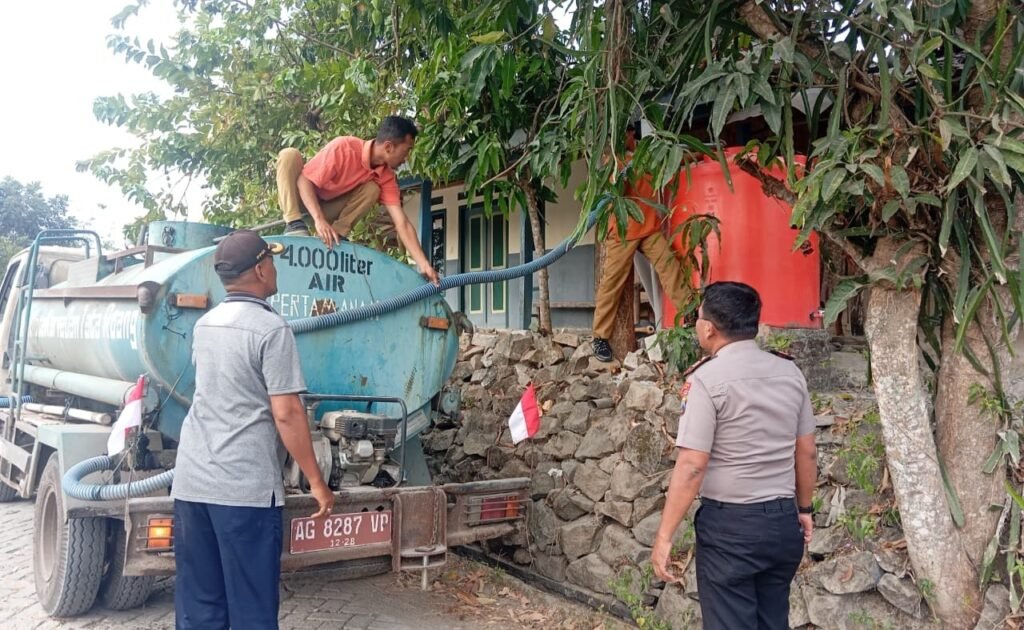 Polres Nganjuk Pasok 12 Ribu Liter Air Bersih ke Tiga Dusun Terdampak Kemarau