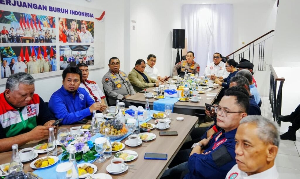 Dalam dialog, Kapolri menerima pemaparan mengenai sejumlah substansi yang dinilai menjadi perhatian utama kalangan buruh