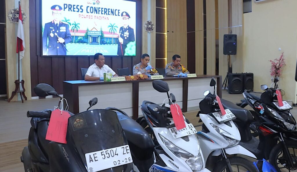 Dari hasil pemeriksaan, tersangka mengakui sudah menggasak tiga unit sepeda motor menggunakan modus merusak rumah kunci kontak dengan kunci letter T