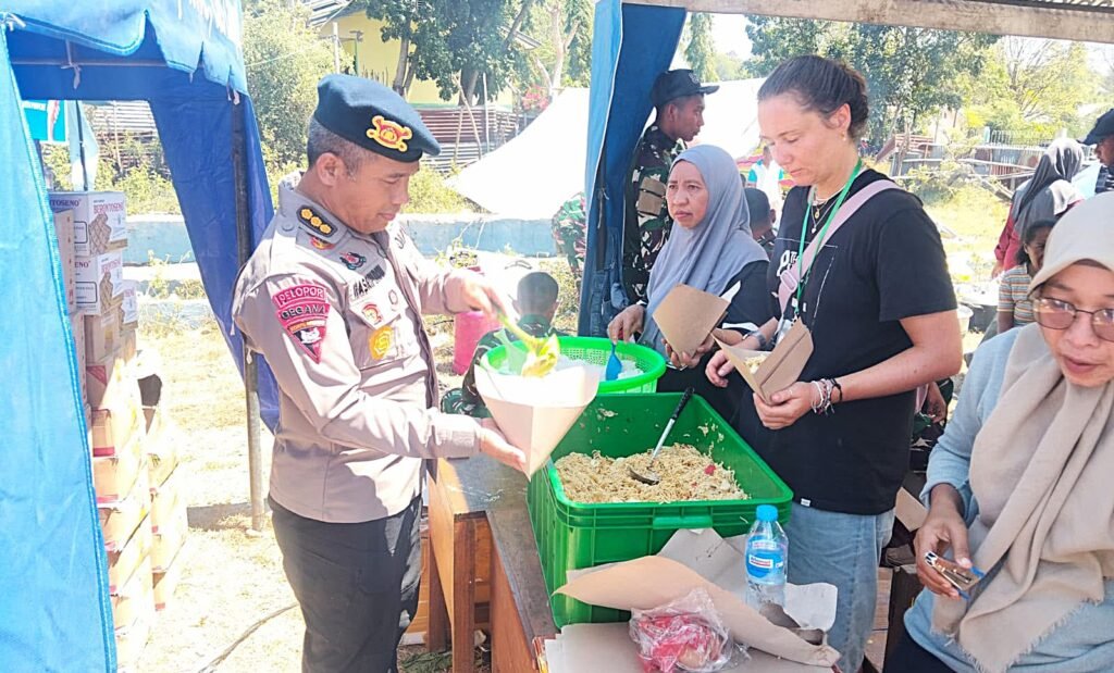 Dengan penuh empati, Leony bantu menyediakan makanan di sekitar posko sebagai bentuk kepedulian masyarakat terdampak bencana serta petugas
