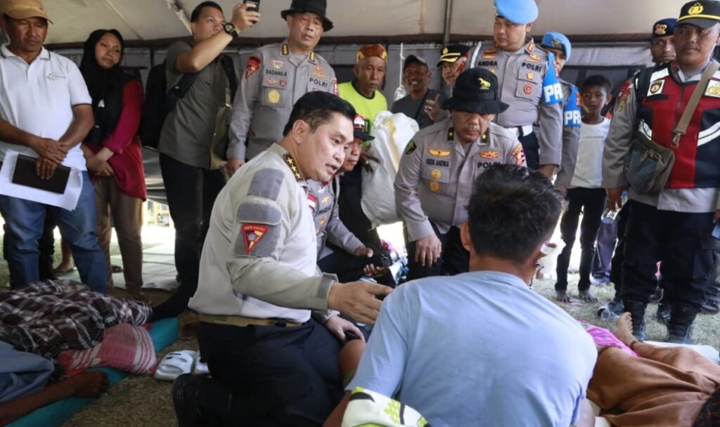 Fadil juga melihat langsung kondisi korban gempa yang mengalami patah tulang. Polri kemudian menawarkan bantuan evakuasi agar korban mendapatkan penanganan medis lebih lanjut, baik