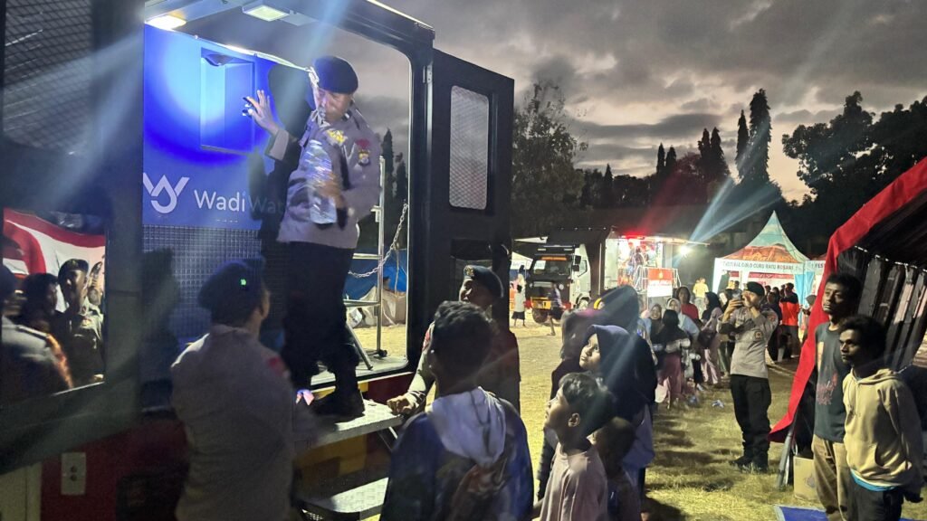 Hadirnya Kendaraan Watergen Brimob, Pelepas Dahaga Warga Pengungsian di Manggarai