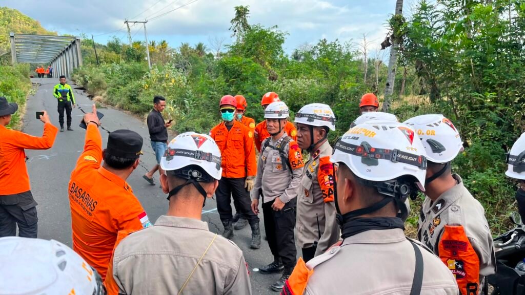 Hari Ke-4 Pascagempa, Polri Terus Bergerak Brimob dan Bantuan Logistik Konsisten Dikirim ke NTT