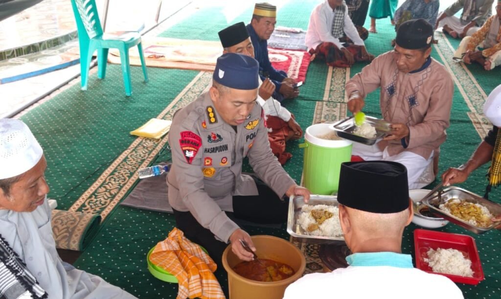 Usai Salat Jumat, Dansatgas SAR Brimob Makan Bersama Warga Terdampak Gempa di Reo