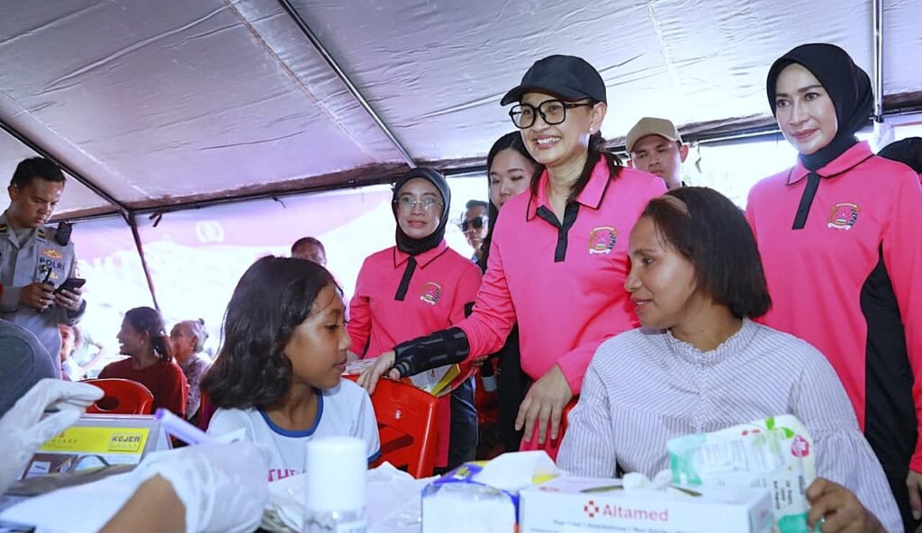 Ketua Umum Bhayangkari Gelar Bakti Sosial & Bakti Kesehatan bagi Pengungsi Gempa Flores