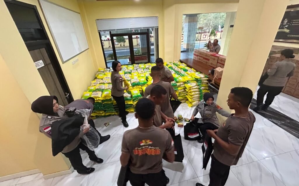Gudang-gudang tersebut menjadi titik penerimaan bantuan dari Mabes Polri maupun Polda jajaran. Selanjutnya, bantuan akan dipilah berdasarkan hasil identifikasi kebutuhan dan kondisi masyarakat di masing-masing wilayah