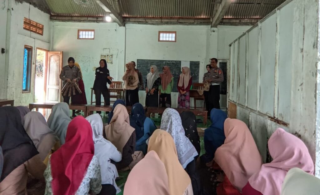 Polres Ngawi Polda Jawa Timur menerjunkan Polisi Wanita (Polwan) turun ke Pondok Pesantren ( Ponpes) memberikan edukasi dan sosialisasi kepada para santri.