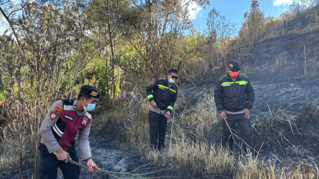 Polres Lumajang Tangani Karhutla di Ranu Kembang dan Ledok Bedor,172 Pendaki Dievakuasi