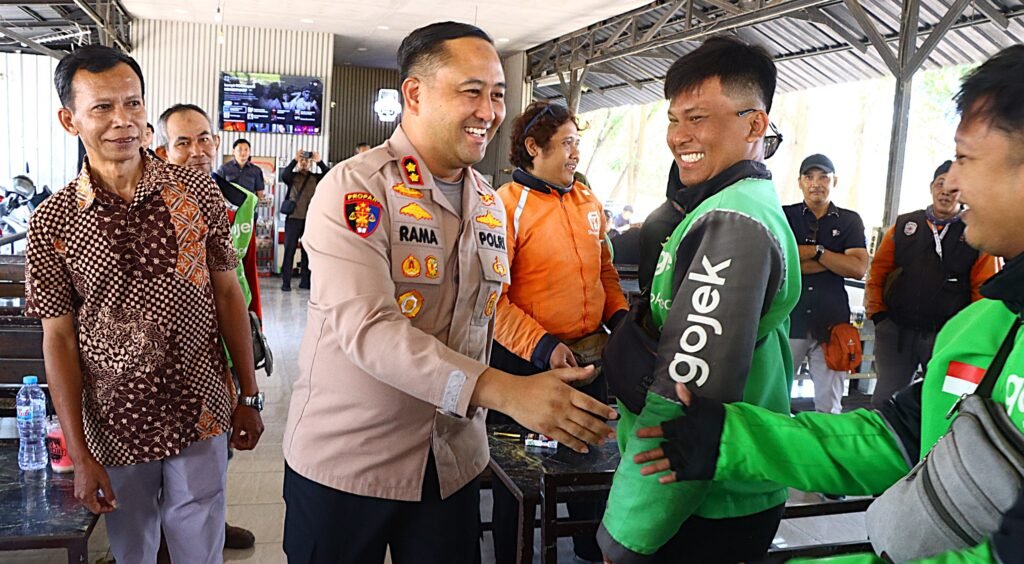 Bangun Sinergi, Kapolres Gresik Gelar Dialog Interaktif dan Bagi Bansos ke Driver Ojol