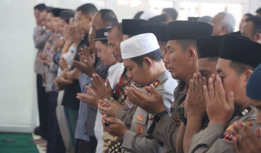 Polres Pasuruan Gelar Salat Ghaib dan Doa Bersama untuk Korban Kecelakaan Lalu Lintas