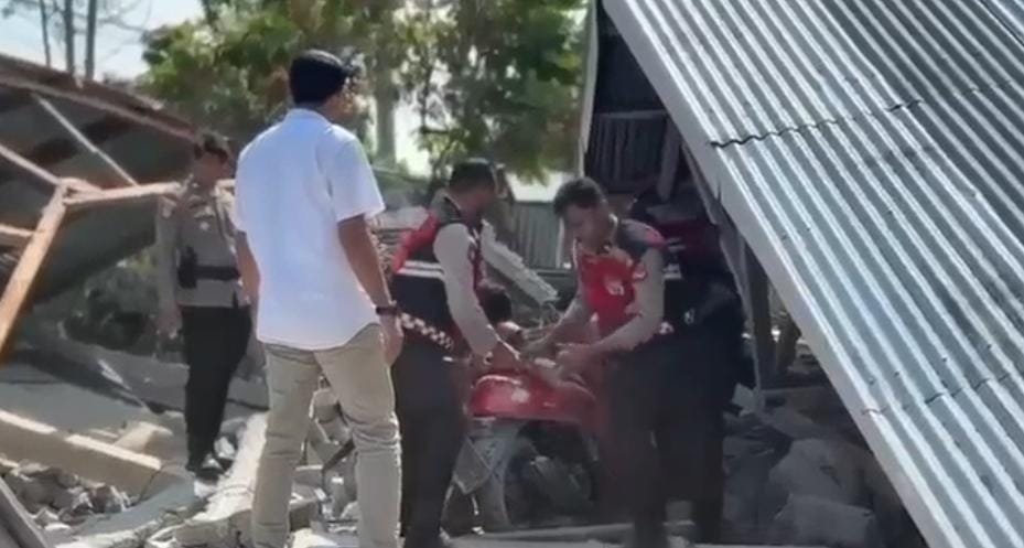 Polri langsung mendirikan posko pengungsian atau tenda darurat setelah terjadinya gempa bumi di sejumlah wilayah NTT