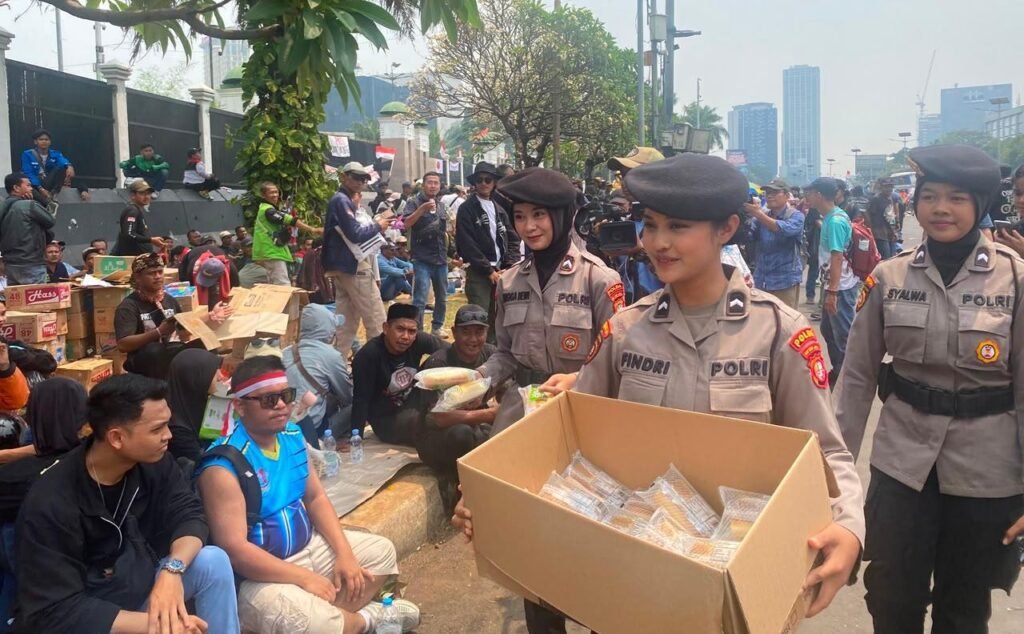 Sambil membawa kotak berisi makanan, para Polwan mendatangi peserta yang sedang duduk dan beristirahat. Makanan dan minuman kemudian diberikan secara langsung di tengah pelayanan kepolisian terhadap kegiatan penyampaian aspirasi