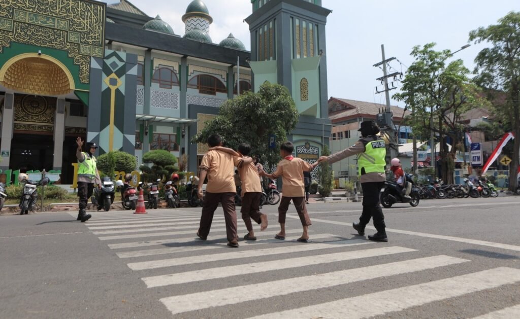 Polwan di tengah masyarakat mampu memberikan rasa aman sekaligus meminimalisir potensi kemacetan maupun kecelakaan lalu lintas di sekitar lokasi ibadah