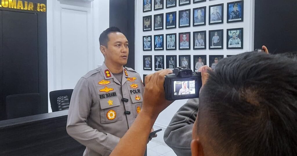 Dalam skenario investasi tersebut, korban dijanjikan uangnya akan dikelola untuk proyek pembangunan fasilitas dan infrastruktur yayasan di bidang pendidikan.